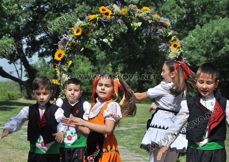 С народни танци, Еньовски венец и конна езда започна празникът на билките и здравето