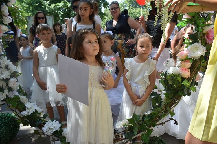 180 малки булки обагриха Асеновград в бяло (снимки)