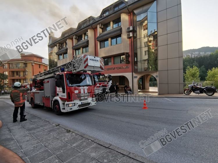 Голям пожар в центъра на Смолян! Гори новият бизнесцентър /обновена/