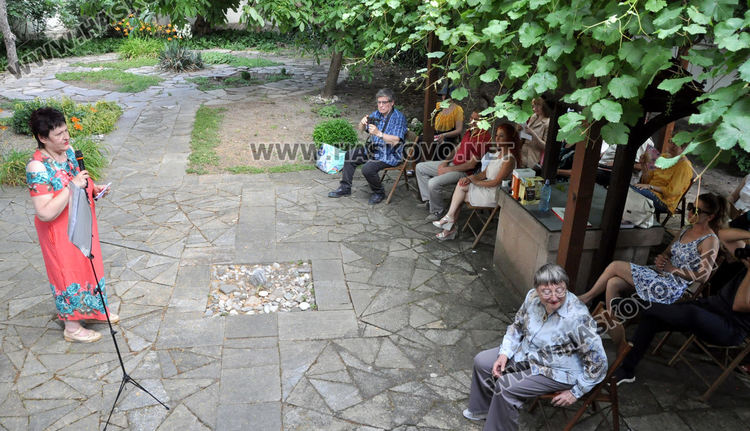 „Екстаз“ на Мина Карагьозова:  съпреживяване между автор и читател