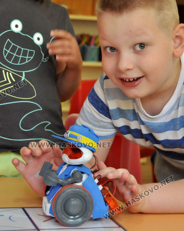 5-годишни демонстрираха управление на робот в детска градина „Зорница“