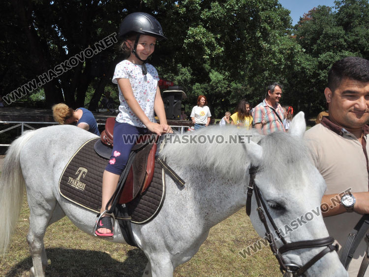 С народни танци, Еньовски венец и конна езда започна празникът на билките и здравето