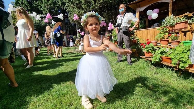 180 малки булки обагриха Асеновград в бяло (снимки)