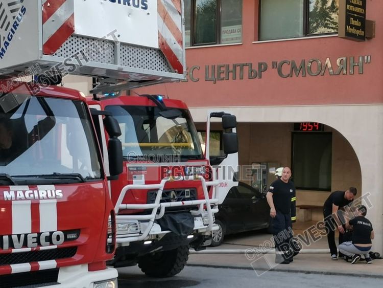 Голям пожар в центъра на Смолян! Гори новият бизнесцентър /обновена/