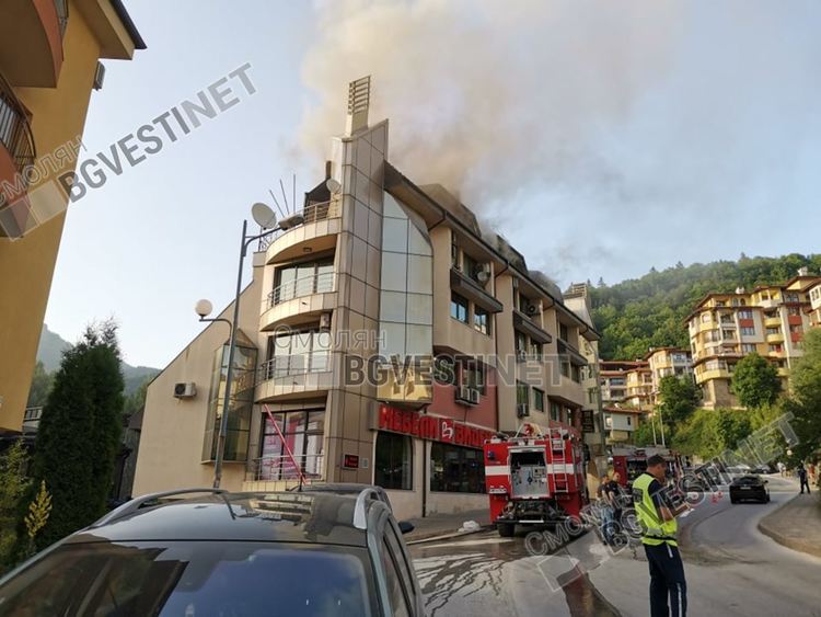 Голям пожар в центъра на Смолян! Гори новият бизнесцентър /обновена/