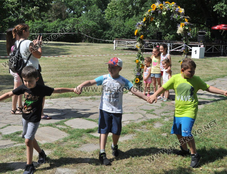 С народни танци, Еньовски венец и конна езда започна празникът на билките и здравето