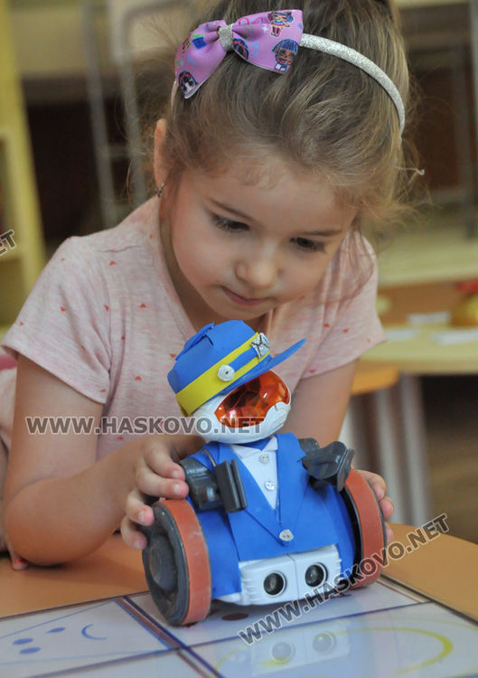 5-годишни демонстрираха управление на робот в детска градина „Зорница“
