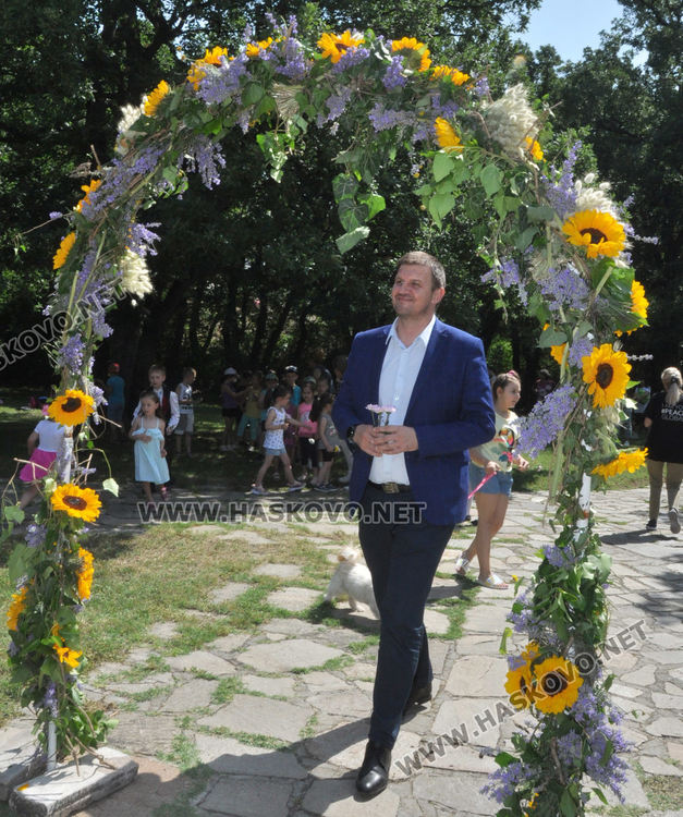 С народни танци, Еньовски венец и конна езда започна празникът на билките и здравето