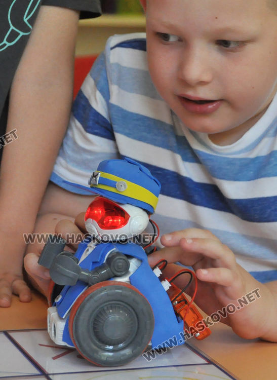 5-годишни демонстрираха управление на робот в детска градина „Зорница“
