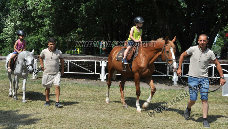 С народни танци, Еньовски венец и конна езда започна празникът на билките и здравето