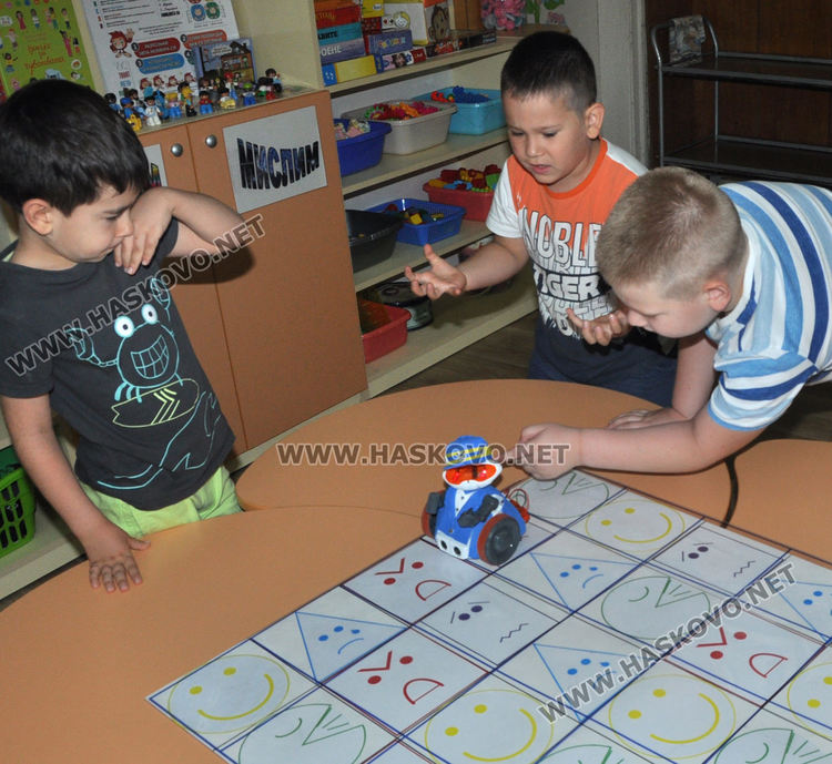 5-годишни демонстрираха управление на робот в детска градина „Зорница“