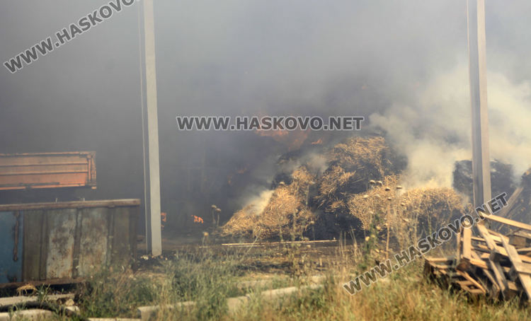 200 тона слама, трактор и ремарке изгоряха при пожар