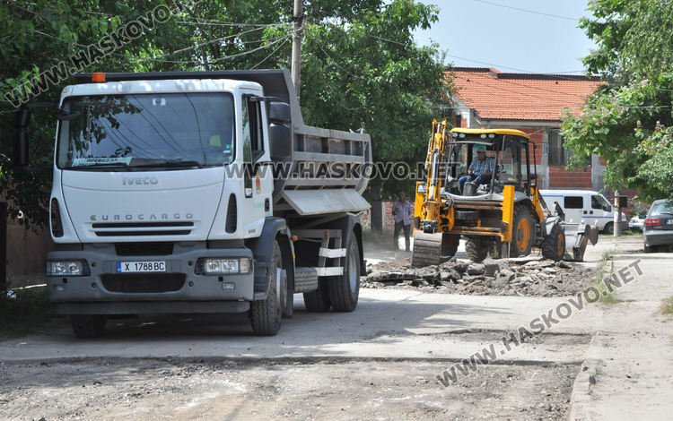 Ремонтират разбита улица в &bdquo;Болярово&ldquo;