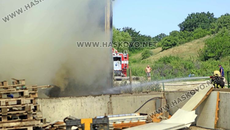 200 тона слама, трактор и ремарке изгоряха при пожар