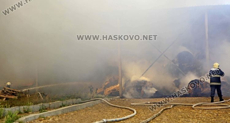 200 тона слама, трактор и ремарке изгоряха при пожар