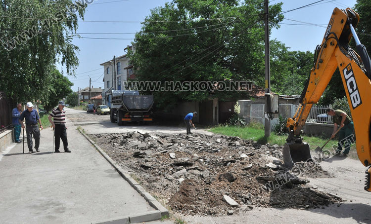 Ремонтират разбита улица в &bdquo;Болярово&ldquo;