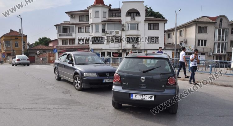 Два Фолксвагена се разбиха на кръстовище в Хасково