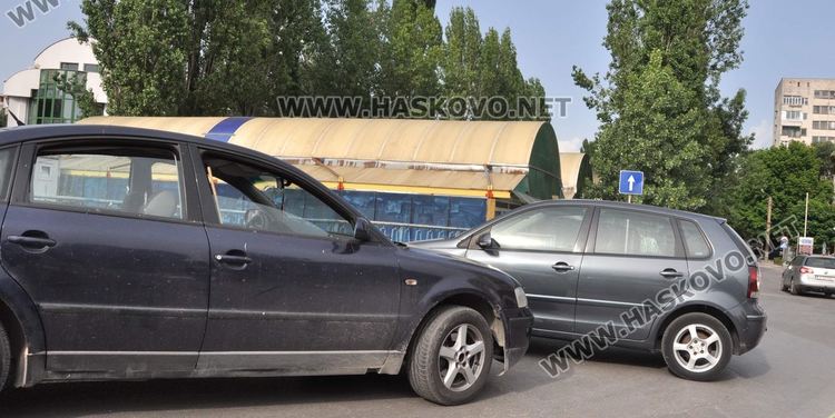 Два Фолксвагена се разбиха на кръстовище в Хасково