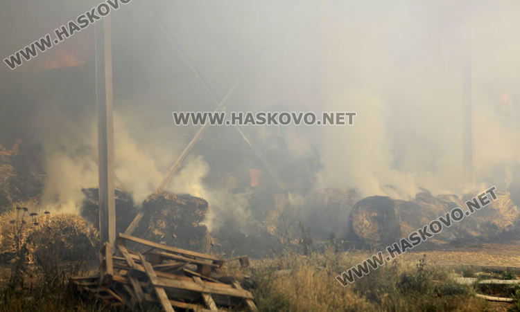 200 тона слама, трактор и ремарке изгоряха при пожар