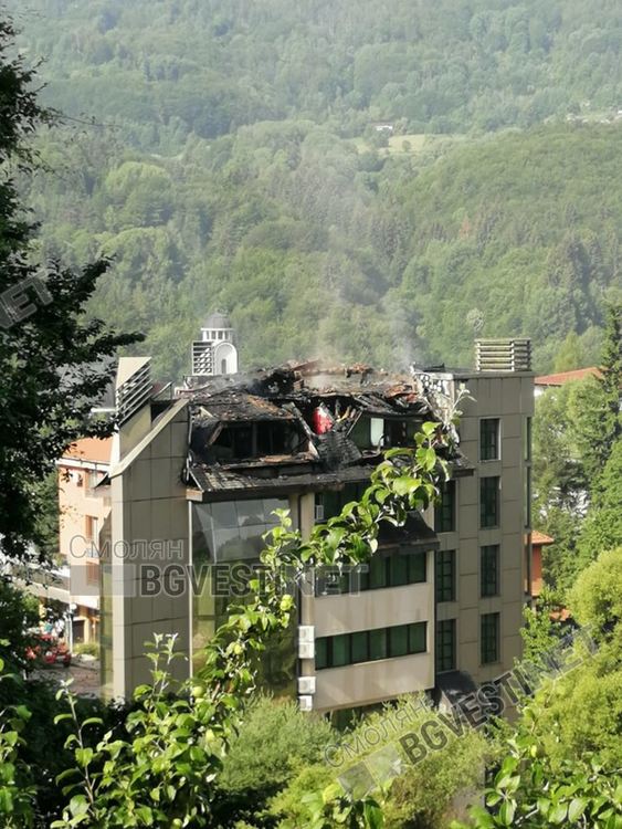 Сградата на бизнесцентъра продължава да тлее, пожарникарите са гасили цяла нощ