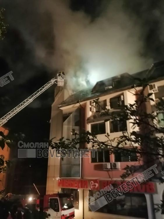 Сградата на бизнесцентъра продължава да тлее, пожарникарите са гасили цяла нощ