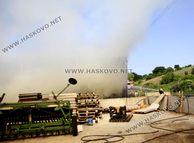 200 тона слама, трактор и ремарке изгоряха при пожар