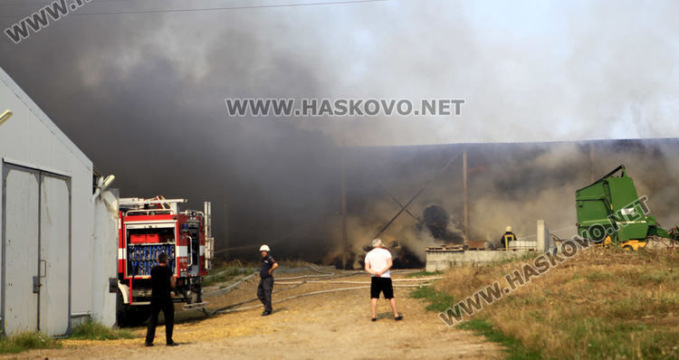 200 тона слама, трактор и ремарке изгоряха при пожар
