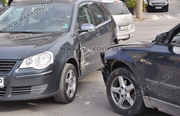 Два Фолксвагена се разбиха на кръстовище в Хасково