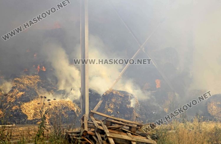 200 тона слама, трактор и ремарке изгоряха при пожар