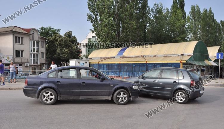 Два Фолксвагена се разбиха на кръстовище в Хасково