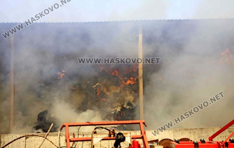 200 тона слама, трактор и ремарке изгоряха при пожар