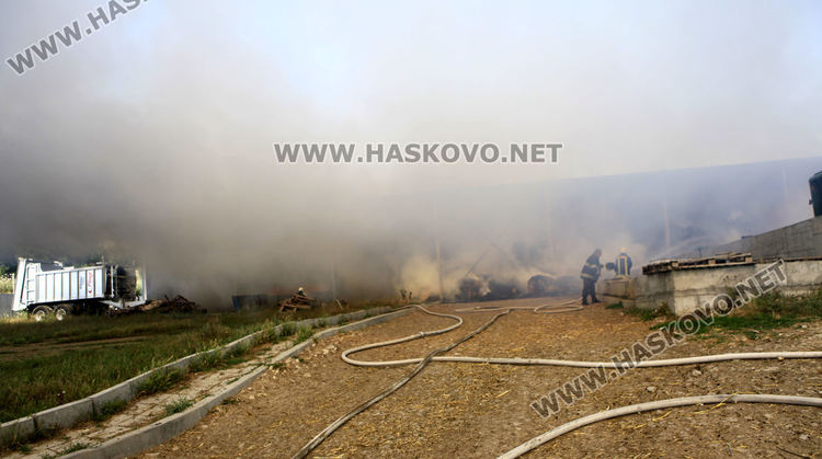 200 тона слама, трактор и ремарке изгоряха при пожар