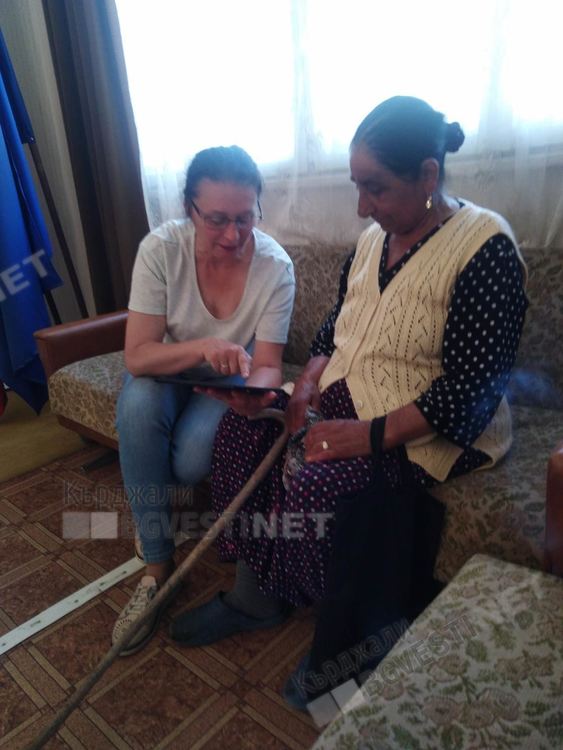 Обучават жителите на кв.”Боровец” как да гласуват машинно