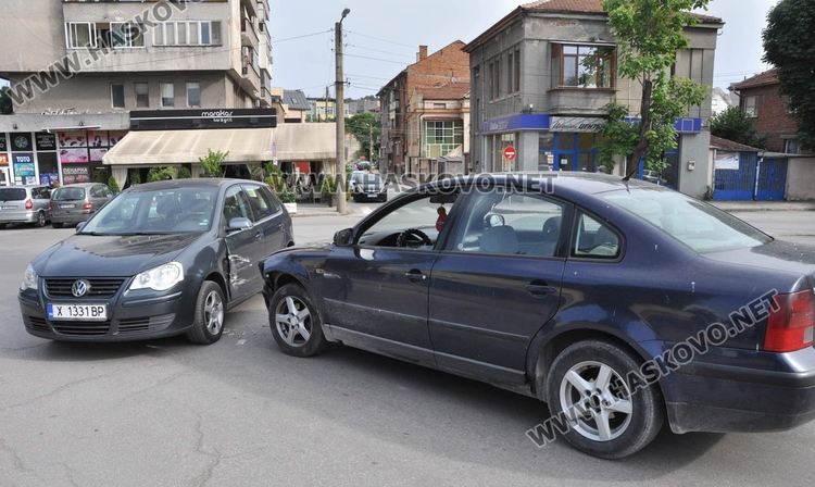 Два Фолксвагена се разбиха на кръстовище в Хасково