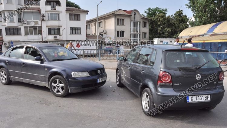 Два Фолксвагена се разбиха на кръстовище в Хасково