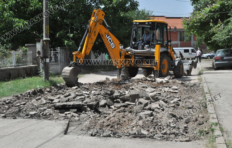 Ремонтират разбита улица в &bdquo;Болярово&ldquo;
