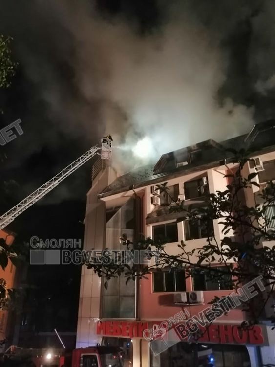 Сградата на бизнесцентъра продължава да тлее, пожарникарите са гасили цяла нощ