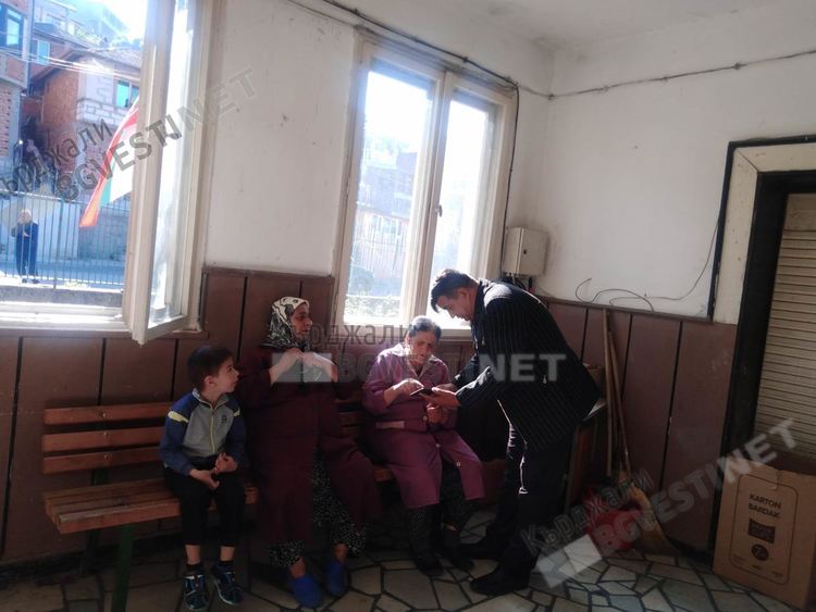 Обучават жителите на кв.”Боровец” как да гласуват машинно