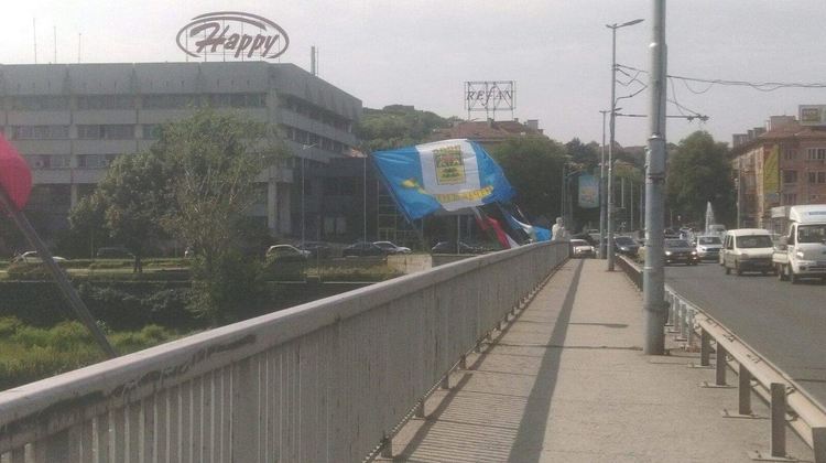 Подменят знамената на моста до Панаира в Пловдив 