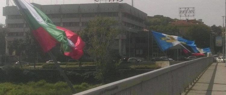 Подменят знамената на моста до Панаира в Пловдив 