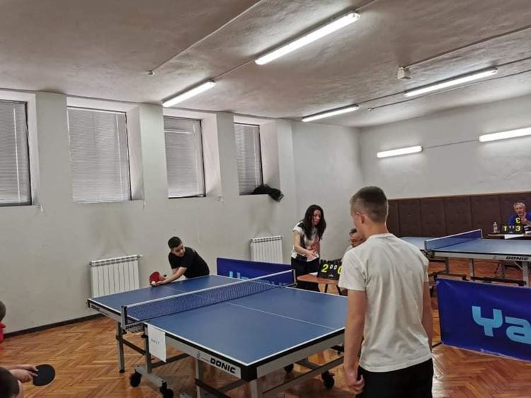 С игра на тенис на маса срещу наркотиците