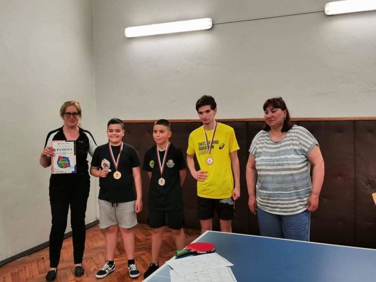 С игра на тенис на маса срещу наркотиците