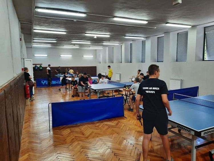 С игра на тенис на маса срещу наркотиците