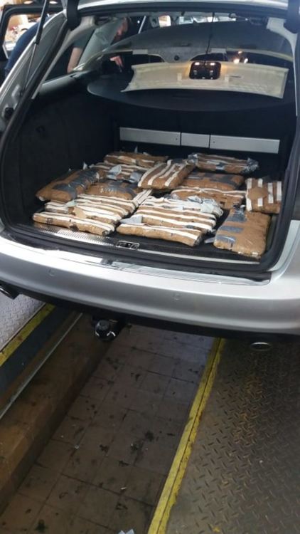 Задържаха мъж с опиум за 1 620 000 лева, скрит в Ауди