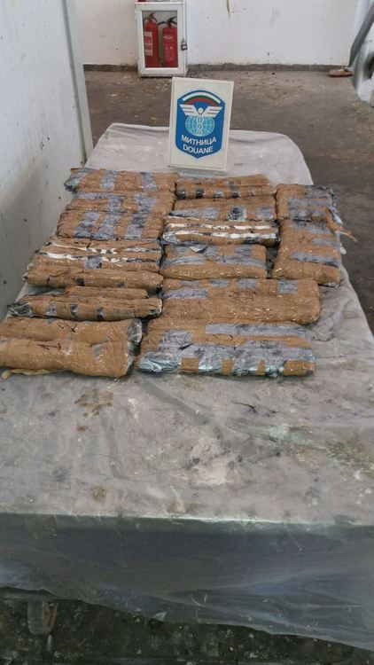 Задържаха мъж с опиум за 1 620 000 лева, скрит в Ауди