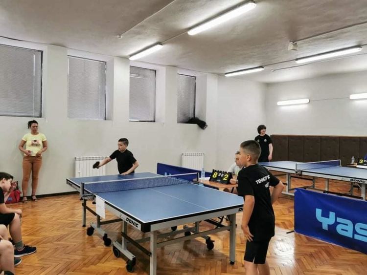 С игра на тенис на маса срещу наркотиците