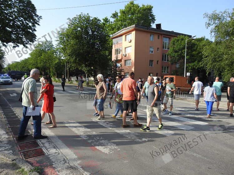 Гражданско неподчинение в Кърджали, жители на кв.”Байкал” блокираха бул.”Беломорски”, заради готвеното застрояване