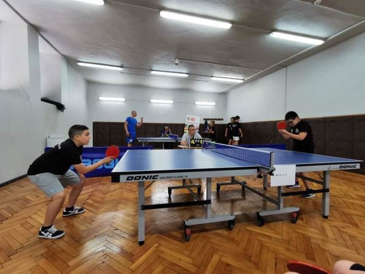 С игра на тенис на маса срещу наркотиците