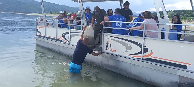 555 555 шаранчета пуснаха в яз."Кърджали" кандидатите за народни представители от ГЕРБ от 9 МИР