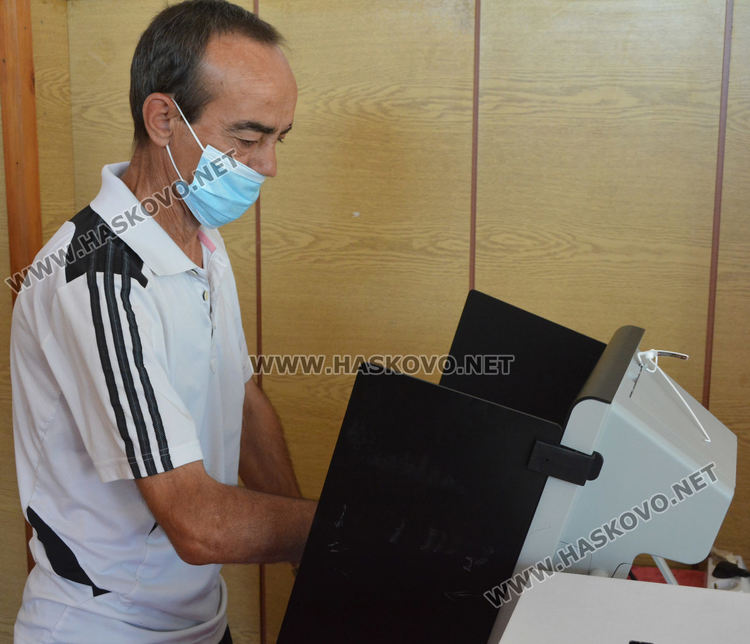 Слаба активност на изборите в Жълти бряг и Сърница, гласуването предимно с машина